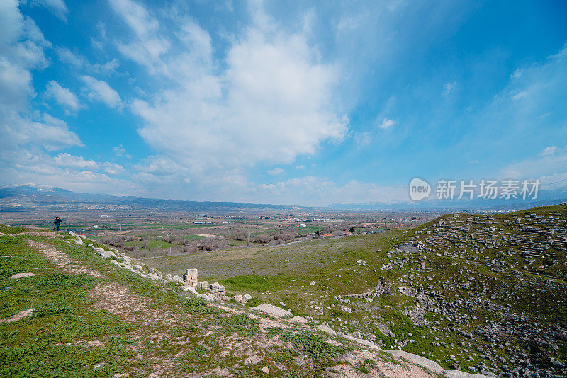 摄影师正在Hierapolis Pamukkale古遗址拍摄圆形剧场的照片